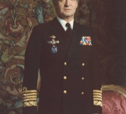 Fotografía Oficial de Su Majestad el Rey con uniforme de la Armada